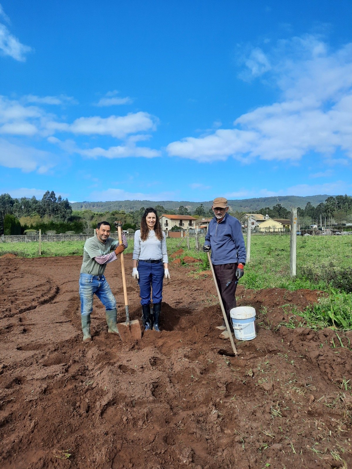 Familia trabajando en la ampliación de la plantación de kiwi ecológico en Goián, 2020